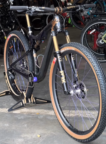 The Jibe Fully: Factory XTR Di2 with Titanium spokes. Why we chose this product spec.